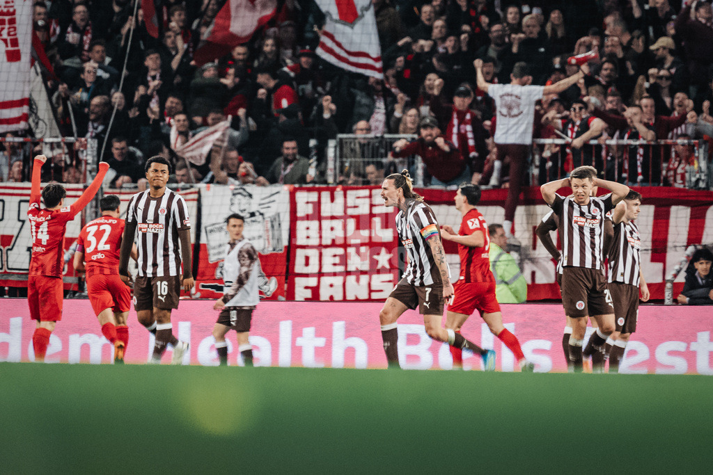 Fußball | Männer | Saison 2025/2026  | Fußball-Bundesliga | 27. Spieltag | FC St. Pauli vs. SC Freiburg | 22.04.2026 | Nach dem 1:1 Gegentor ist Jackson Irvine (#7, FC St. Pauli) Mitte stinksauer