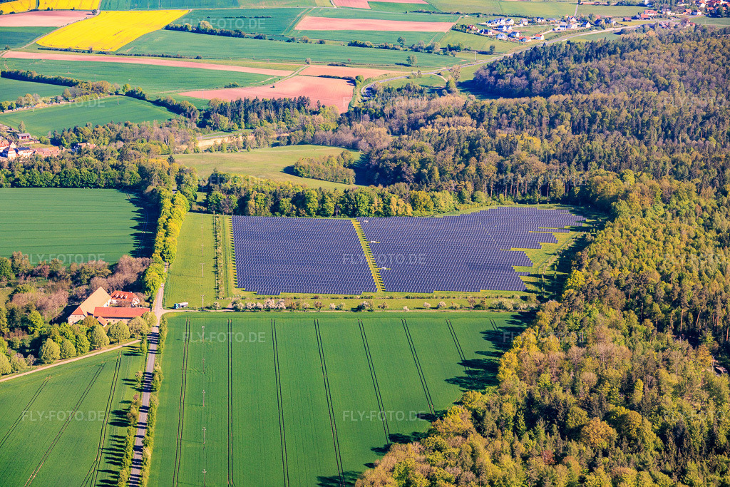 Luftbild: Freiflächen Fotovoltaik-Solarstromanlage PV Birkenfeld und AGPW im Ortsteil Birkenfeld in Maroldsweisach im Bundesland Bayern in Deutschland. – Foto: IMG_155224.jpg vom 02.05.2026 durch Werner Riehm/FLY-FOTO.de – Auflösung des Originals: 6000 x 4000 px
