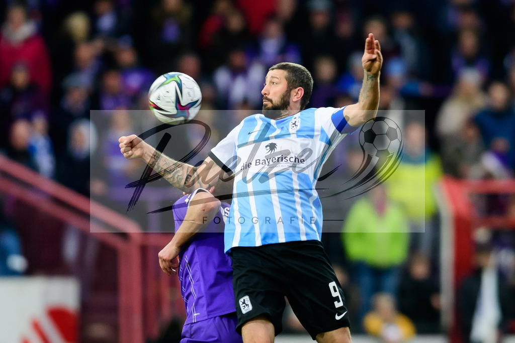 OSNTSV20211106_116 | Fussball, Herren: Ulrich Taffertshofer (VfL Osnabrueck) und Sascha Moelders (TSV 1860 Muenchen) im Zweikampf bei dem Spiel der 3. Liga zwischen VfL Osnabrueck und TSV 1860 Muenchen im Stadion an der Bremer Bruecke am 06.11.2021 in Osnanbrueck, Deutschland.DFB / DFL REGULATIONS PROHIBIT ANY USE OF PHOTOGRAPHS AS IMAGE SEQUENCES AND/OR QUASI-VIDEO. - Realisiert mit Pictrs.com