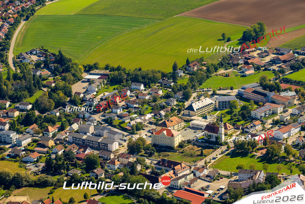 Das Luftbild zeigt : Weichshofen historische Gebäude Mengkofen - Die Luftaufnahme wurde 2023 vom UL-Flugzeug aus erstellt ( keine Drohne ) - Hochauflösende Luftaufnahme - Für grossformatige Ausdrucke geeignet. Die Geschenkidee !Mit Lizenz und Bildrechte bestellbar