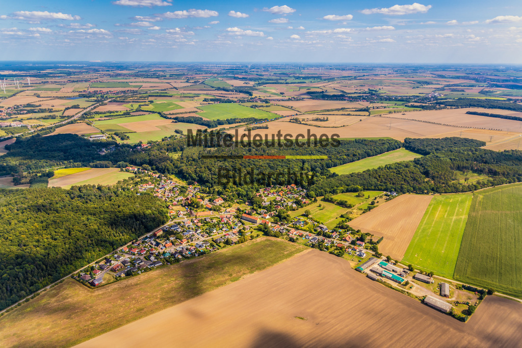 42_Marienborn-0578 | Diese Luftaufnahme zeigt einen Ort im Landkreis Börde aus der Vogelperspektive. Das Bild entstand aus einem Tragschrauber und vermittelt einen eindrucksvollen Überblick über die Siedlungsstruktur, die umgebende Landschaft und die charakteristischen Merkmale des Ortes. Die Aufnahme dokumentiert Architektur, Straßenverläufe und Grünflächen aus einer außergewöhnlichen Perspektive und ist Teil des Mitteldeutschen Bildarchivs von Luftbildfotograf Steffen Lehmann.
 - Realisiert mit Pictrs.com