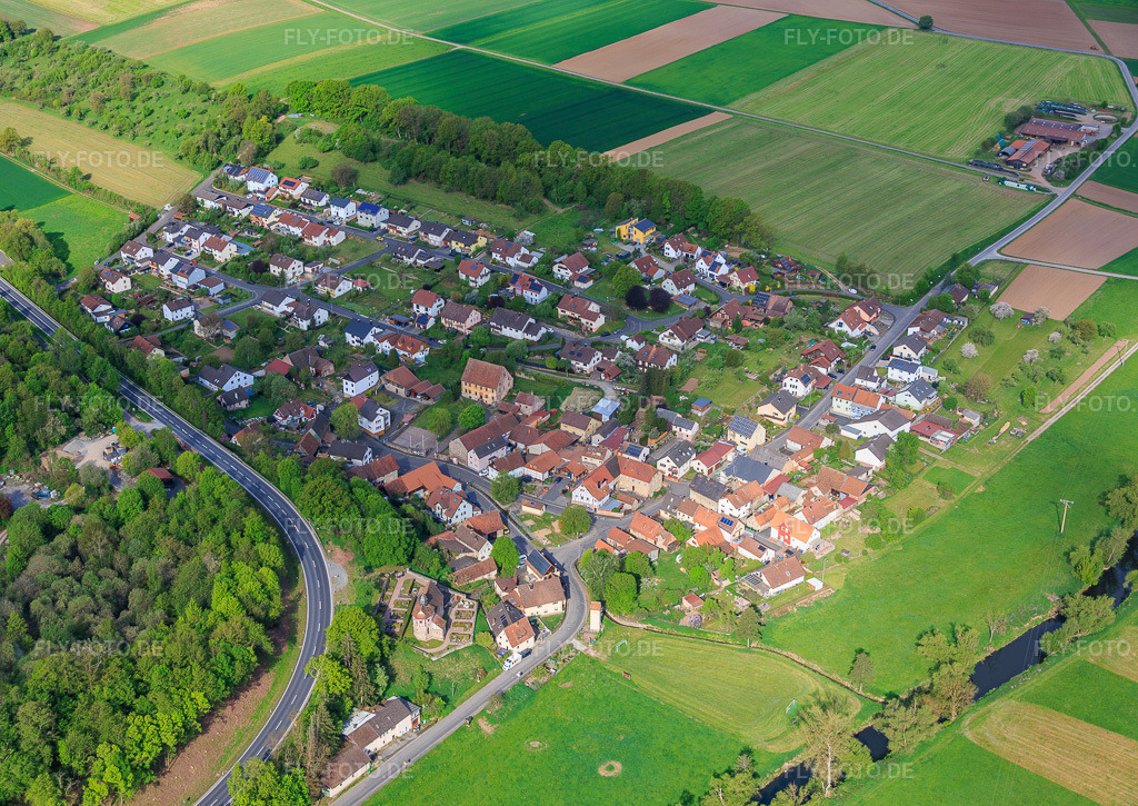 Luftbild: Ortsansicht von Osten im Ortsteil Untereschenbach in Hammelburg im Bundesland Bayern in Deutschland. – Foto: IMG_155617.jpg vom 03.05.2026 durch Werner Riehm/FLY-FOTO.de – Auflösung des Originals: 5652 x 4000 px