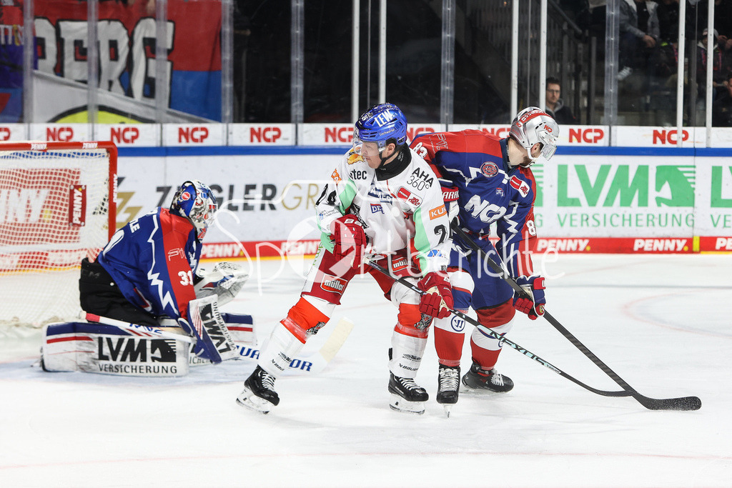 Nürnberg ICE Tigers - Augsburger Panther | Thomas Jordan TREVELYAN (AEV #24) im Duell mit Philipp MASS (EHC #83) vor Niklas TREUTLE (EHC #31) / zweikampf