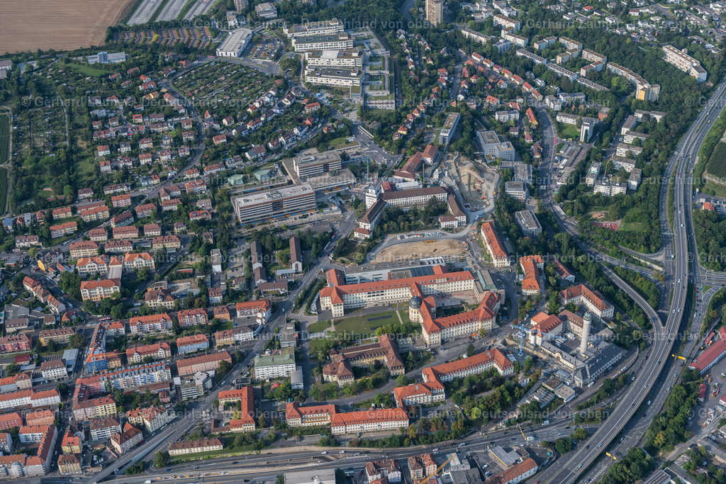 4047890 | WüRZBURG 21.08.2021 Klinikgelände des Universitätsklinikums UKW in Würzburg im Bundesland Bayern, Deutschland. Weiterführende Informationen bei: Institut für Hygiene und Mikrobiologie,  Universitätsklinikum Würzburg. // Hospital grounds of the Clinic UKW in Wuerzburg in the state Bavaria, Germany. Further information at: Institut fuer Hygiene und Mikrobiologie,  Universitaetsklinikum Wuerzburg. Foto: Gerhard Launer