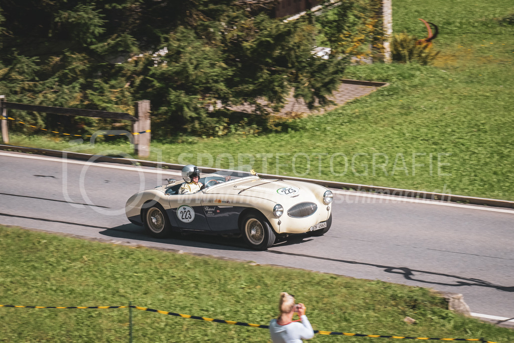 21. Arosa ClassicCar 2025 - 6. =September= 2025 | Marco Trevisan aus Unterengstringen (SUI) in einem Austin Healey 100S aus dem Jahre 1955 mit Startnummer 223 am Arosa ClassicCar 2025 in der Kategorie Classic Trophy..@arosaclassiccar, @arosa.official, #arosaclassiccar, #arosa, #76curves, #classiccarBild: Sportfotografie Markus Aeschimann | www.markus-aeschimann.ch - Realisiert mit Pictrs.com