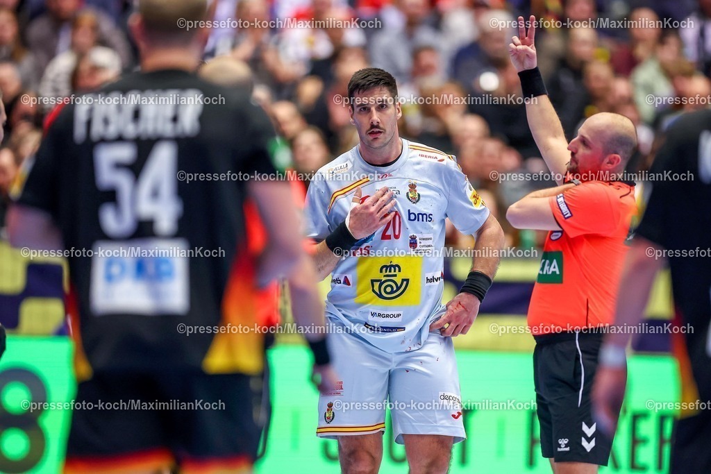 EHF19012602139 | 19.01.2026, Handball, Men's EHF EURO 2026, Deutschland - Spanien, Jyske Bank Boxen in Herning, Dänemark, Preliminary Round: Schiedsrichter zeigt  Abel Serdio Guntín (Espania #20) Zwei Minuten Strafe an
