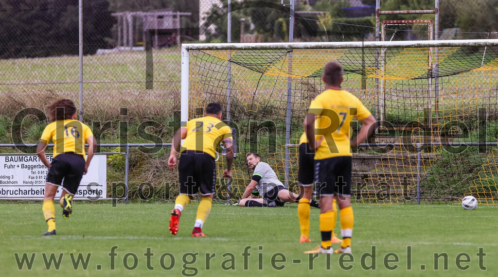 2023-08-06_103_SC_Kirchasch_gegen_SV_Eichenried | Bockhorn, Deutschland, 06.08.2023:
Fußball, Kreisliga 2023 / 2024, 2. Spieltag, SC Kirchasch gegen SV Eichenried, Endergebnis: 3:1

Bastian Bönisch (SC Kirchasch, #16), Alexander Mrowczynski (SC Kirchasch, #23), Torwart Maximilian Bals (SC Kirchasch, #1), Igor Thomas (SC Kirchasch, #7)

Foto: Christian Riedel / fotografie-riedel.net