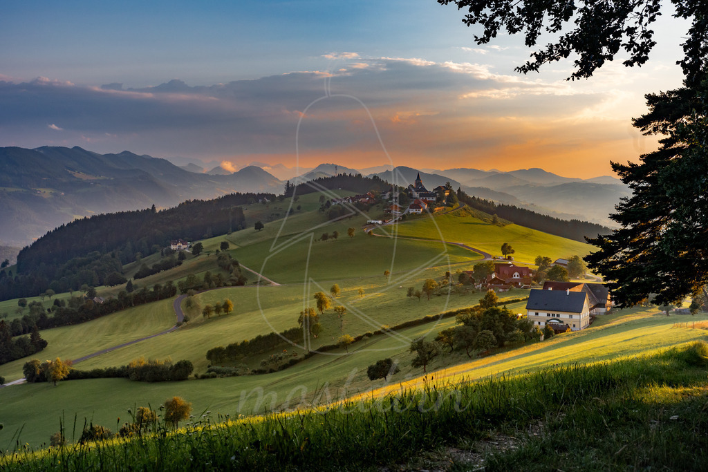 Sommer in Windhag | Ein lauer Sommerabend in Windhag. - Realisiert mit Pictrs.com