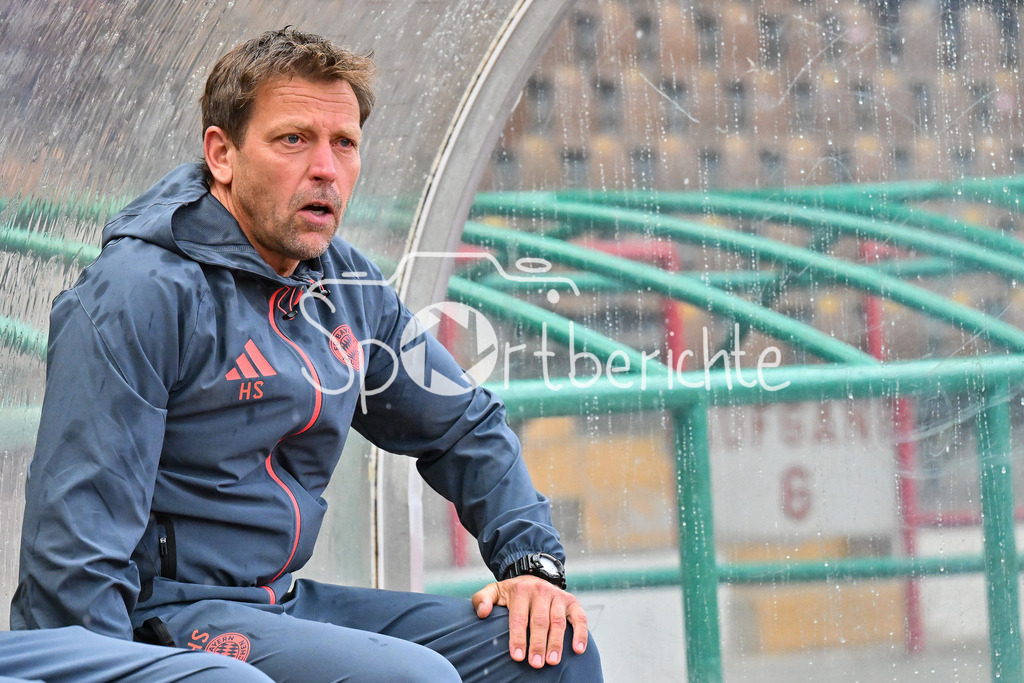 FC Augsburg II - FC Bayern Amateure | im Bild Holger SEITZ Cheftrainer FC Bayern München II / Einzelfoto / Freisteller  / Regionalliga Bayern: FC Augsburg II - FC Bayern Muenchen II, Rosenaustadion am 25.07.2025