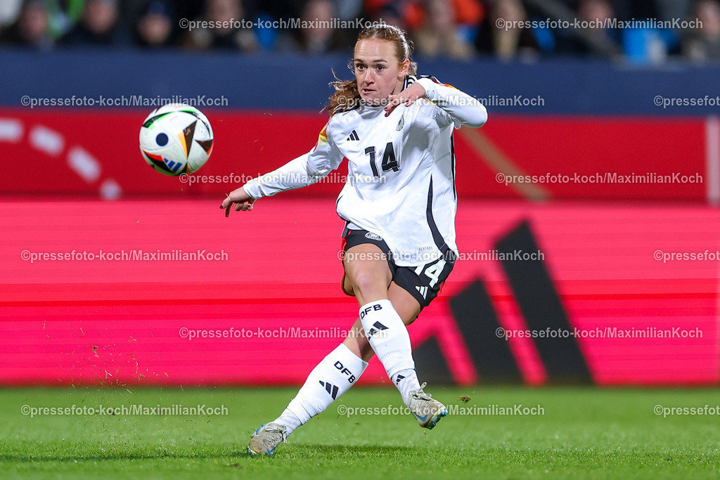 DFB0212240114202207 | 02.12.2024, Fußball Länderspiel Frauen, Deutschland - Italien, Vonovia-Ruhrstadion Bochum, Saison 2024 2025: Lisanne Gräwe (GER #14)DFB regulations prohibit any use of photographs as image sequences and or quasi-video.