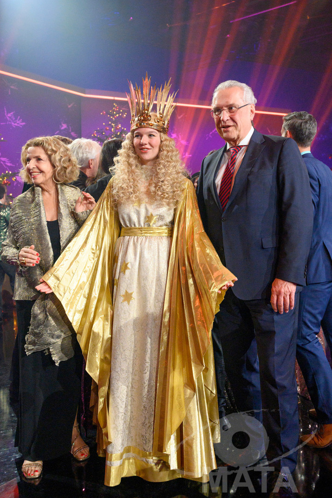 _DWA2152 | Michaela May, Christkind Nelli Lunkenheimer,  Joachim Hermann bei '30 Jahre Sternstunden-Gala 2023' in der Frankenhalle. Nürnberg, 15.12.2023 - Realisiert mit Pictrs.com