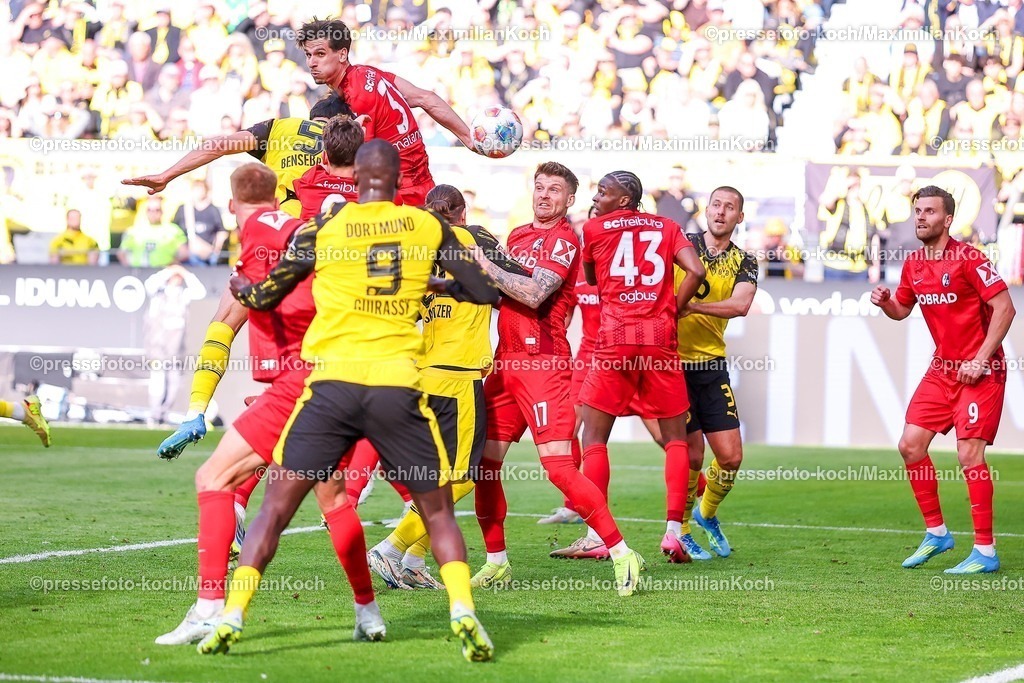 BVB26042601044 | 26.04.2026, Fußball, Borussia Dortmund - SC Freiburg, 1. Fußball Bundesliga, 31. Spieltag, Signal Iduna Park, Saison 2025 2026: Torschuss Kopfball Kopfballtor im Zweikampf gegen Philipp Lienhart&nbsp;(SC Freiburg #03)  Tor zum 3:0 durch Torschütze Ramy Bensebaini&nbsp;(BVB #05)  zusammen mit   DFB regulations prohibit any use of photographs as image sequences and or quasi-video.