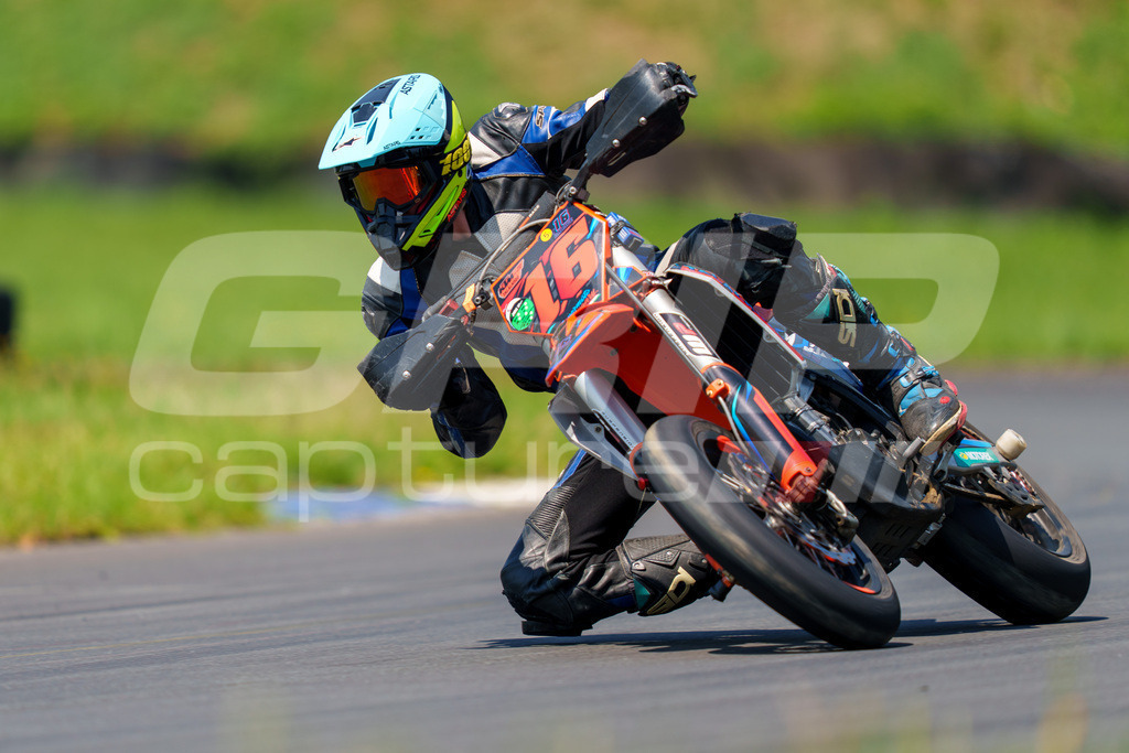 G-Cup + Supermoto Staatsmeisterschaft + Hungarian Supermoto Championship | GRIPcapture steht für authentische Sportfotografie in Österreich – für Momente, die mehr sind als Geschwindigkeit oder Ergebnis. Es geht um Emotion, Spannung, Fokus und den Augenblick, der oft nur einen Wimpernschlag dauert.Ob Motorsport, Teamsport oder 