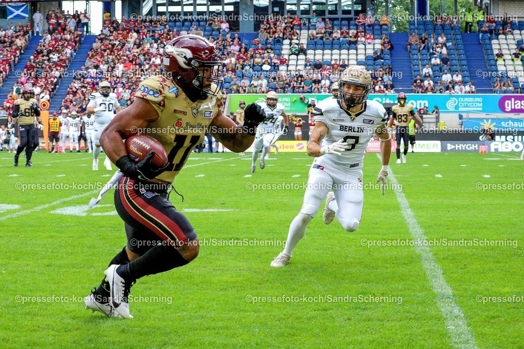 xSSC27072501019 | 27.07.2025, xsscx, American Footballl, Rhein Fire - Berlin Thunder, EFL, Schauinsland-Reisen-Arena, Saison 2025: Running Back Jonathan Scott (11) von Rhein Fire und Paul Seifert (8) von Berlin Thunder