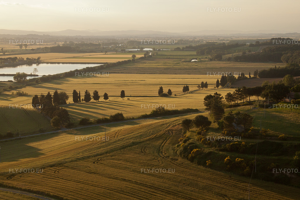 Vue aérienne: Vue de la ville à Dolciano dans le département Toscane, Italie.Photo: IMG_28367.jpg prise le 02/06/2010 par Werner Riehm/FLY-FOTO.euRésolution de l'original: 4752 x 3168 px