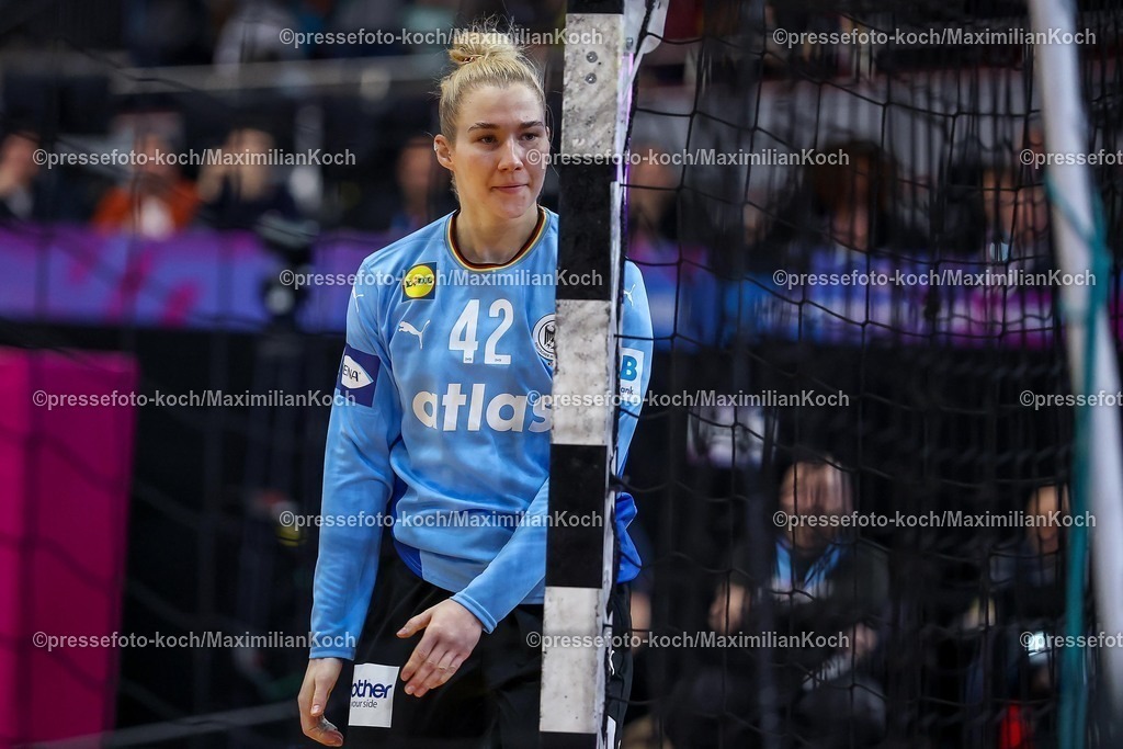 IHF09122502096 | 09.12.2025, Handball WM Frauen, Viertelfinale, Deutschland - Brasilien, 27th IHF Women's Handball World Championship, Westfalenhalle Dortmund: Katharina Filter (GER #42) 