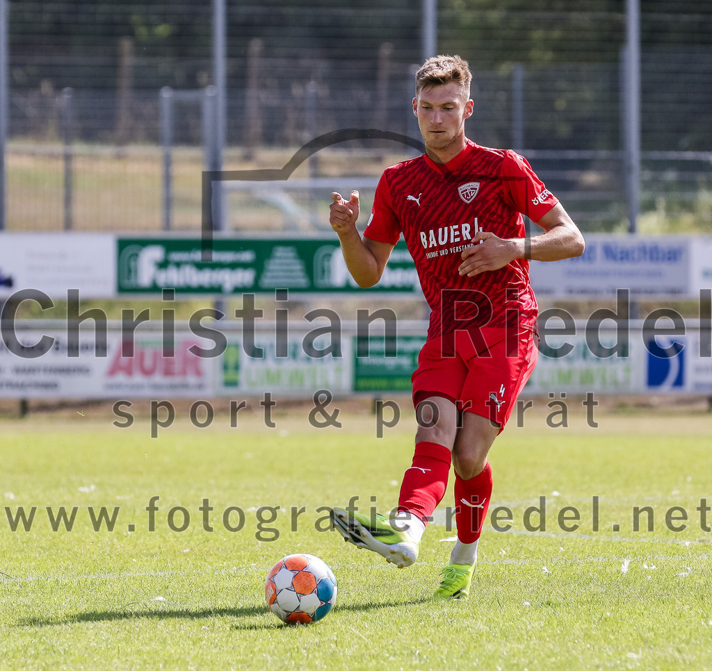 2023-07-08_137_FC_Langengeisling_gegen_TSV_Buchbach | Erding, Deutschland, 08.07.2023:
Fußball, Bezirksliga Oberbayern Ost 2023 / 2024, Testspiel, FC Langengeisling gegen TSV Buchbach, Endergebnis: 0:6

Maximilian Manghofer (TSV Buchbach, #4)

Foto: Christian Riedel / fotografie-riedel.net