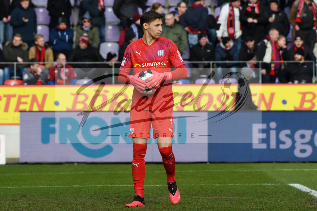 20200208_OSNFCN_0080 | Fußball, Herren: Torhueter Nils Koerber (VfL Osnabrueck) schaut waehrend des Spiels der 2. Bundesliga zwischen VfL Osnabrueck und 1. FC Nuernberg im Stadion an der Bremer Bruecke am 08.02.2020 in Osnabrueck, Deutschland.DFB / DFL REGULATIONS PROHIBIT ANY USE OF PHOTOGRAPHS AS IMAGE SEQUENCES AND/OR QUASI-VIDEO. - Realisiert mit Pictrs.com