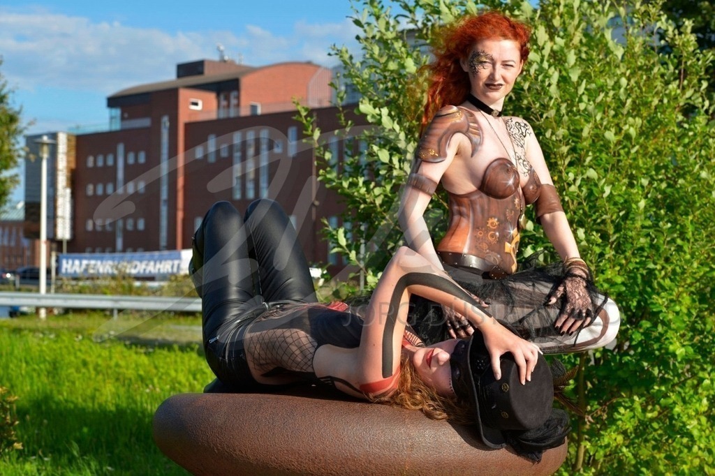 Bodypainting-STEAMPUNK_3073b | #001 | Modelle: Maria u. Nina | Foto: Carsten Korwes - Realisiert mit Pictrs.com