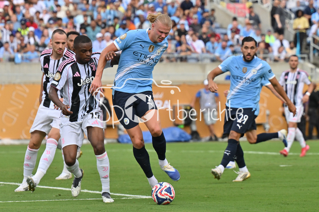 Juventus Turin - Manchester City | im Duell Pierre KALULU (Juvuentus Turin 15) und Erling HAALAND (Manchester City 9) / Zweikampf / FIFA Club World Cup: Juventus Turin - Manchester City, Camping World Stadium am 26.06.2025 / NOT FOR SALE IN USA
