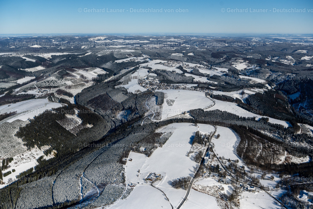 4043550 | HOHELEYE 13.02.2021 Winterlich schneebedeckte Von Bergen umsäumte Tallandschaft in Hoheleye im Siegerland im Bundesland Nordrhein-Westfalen, Deutschland. // Wintry snowy valley landscape surrounded by mountains in Hoheleye at Siegerland in the state North Rhine-Westphalia, Germany. Foto: Gerhard Launer