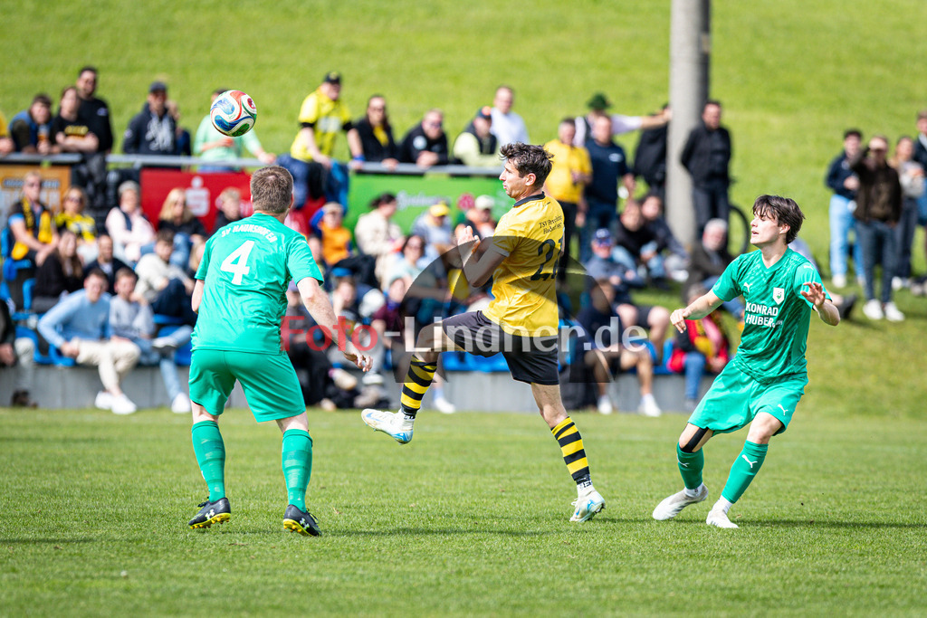 SV Haunshofen gegen TSV Perchting-Hadorf | Fußball Herren A-Klasse Gruppe 5 Zugspitze 2025/26 24. Spieltag, SV Haunshofen gegen TSV Perchting-Hadorf, 20260517,Luca WALDENMEIER (TSV Perchting-Hadorf 21) am Ball,2026-05-17 in 82407 Haunshofen (Rasenplatz 1, Hauptstraße 60), Andreas STEIGENBERGER (SV Haunshofen 4), Luca WALDENMEIER (TSV Perchting-Hadorf 21), Moritz DEISENBERGER (SV Haunshofen 7)Copyright: WolfgangxLindner www.foto-lindner.de