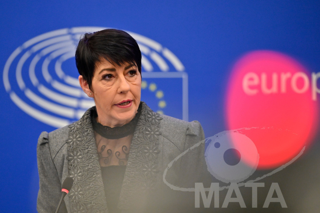 _DWI0145 | Politikerin Christine Anderson bei einer Pressekonferenz zum Thema ' Alarmierende Statistiken zu den Folgen des COVID-Lockdowns' im Europäischen Parlament. Straßburg, 18.01.2023 - Realisiert mit Pictrs.com