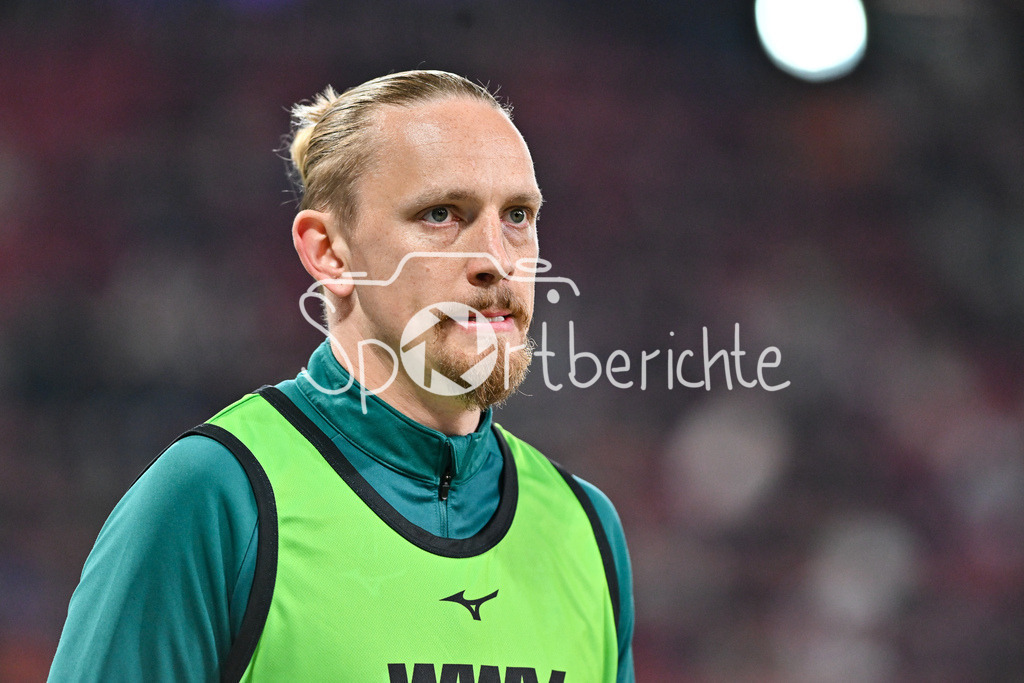FC Augsburg - VfB Stuttgart | aUGSBURG, GERMANY - 22. MAERZ: im Bild Marius WOLF (FC Augsburg 27) / Einzelfoto / Freisteller beim warmmachen während dem Bundesligamatch zwischen dem FC Augsburg und dem VfB Stuttgart am 27. Spieltag in der WWK Arena / DFL REGULATIONS PROHIBIT ANY USE OF PHOTOGRAPHS AS IMAGE SEQUENCES AND/OR QUASI-VIDEO