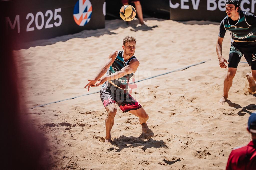 Beachvolleyball | Männer | Allianz German Beach Tour 2025 | Tourstop Düsseldorf | 16.05.2025 | Eric Stadie-Seeber nimmt den Ball an