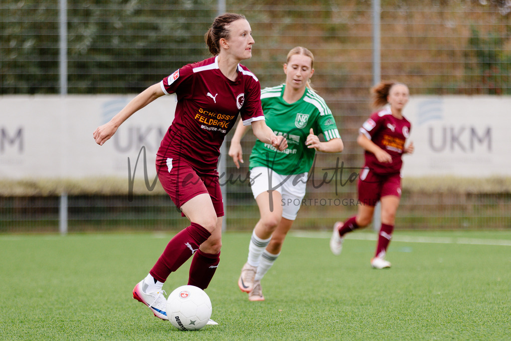Frauen Landesliga, 2. Spieltag, Saison 2025/2026: 1. FC Gievenbeck - ASC Schöppingen | IGA 2027 Frauen Landesliga, 2. Spieltag, Saison 2025/2026, 1. FC Gievenbeck empfängt ASC Schöppingen im Sportpark Gievenbeck in Münster. Foto: sportfotografie.ms | Markus Paletta - Realisiert mit Pictrs.com
