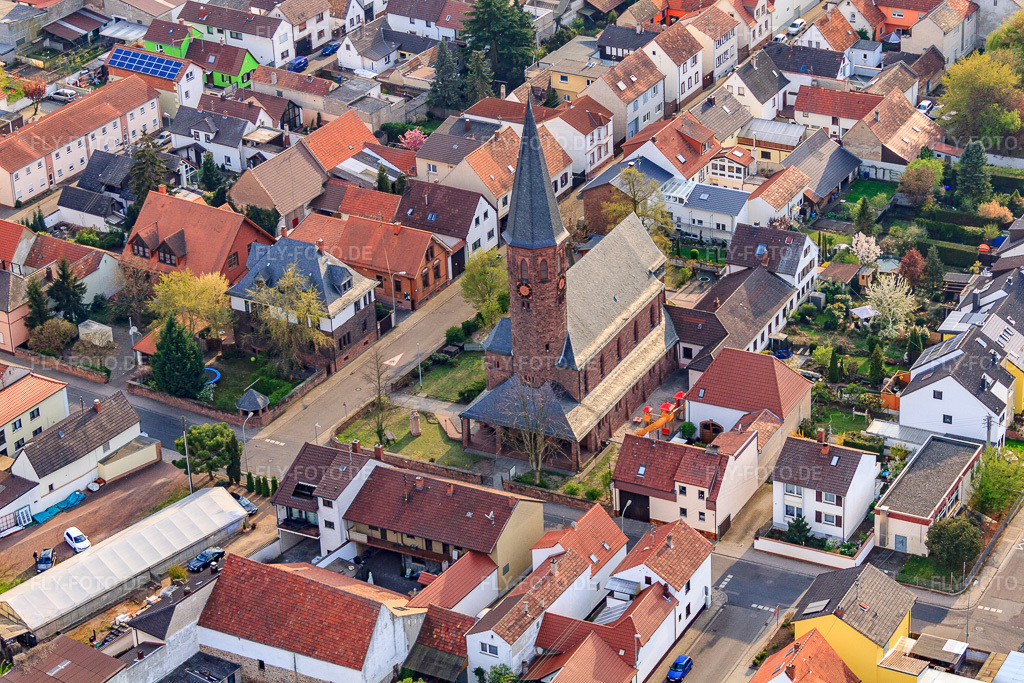 Luftbild: Christuskirche Maxdorf in Maxdorf im Bundesland Rheinland-Pfalz in Deutschland. – Foto: IMG_49870.jpg vom 13.04.2012 durch Werner Riehm/FLY-FOTO.de – Auflösung des Originals: 4752 x 3168 px – Prot. Kirchengemeinde Maxdorf:&nbsp;