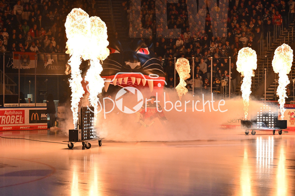 Augsburger Panther - Kölner Haie | Der Einlauf der Augsburger Panther zum Heimspiel gegen Koeln / DEL: Augsburger Panther - Kölner Haie, Curt Frenzel Stadion am 29.09.2024