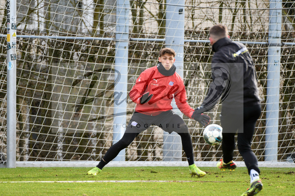 20200221_TRAOSN_0017 | Fussball, Herren: Torhueter Nils Koerber (VfL Osnabrueck) schaut waehrend der Trainingseinheit des VfL Osnabrueck im Sportpark Illoshoehe am 21.02.2020 in Osnabrueck, Deutschland. - Realisiert mit Pictrs.com