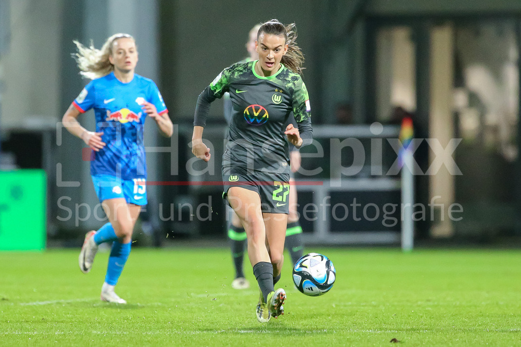 Fussball, Google Pixel Frauen-Bundesliga, VfL Wolfsburg - RB Leipzig | v.li.: Riola Xhemaili (VfL Wolfsburg 27) am Ball, Einzelbild, Ganzkörper, Aktion, Action, Spielszene, DIE DFB-RICHTLINIEN UNTERSAGEN JEGLICHE NUTZUNG VON FOTOS ALS SEQUENZBILDER UND/ODER VIDEOÄHNLICHE FOTOSTRECKEN. DFB REGULATIONS PROHIBIT ANY USE OF PHOTOGRAPHS AS IMAGE SEQUENCES AND/OR QUASI-VIDEO.
