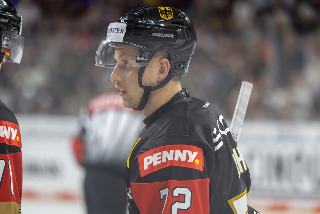 Eishockey-Länderspiel Deutschland gegen USA in Mannheim (letztes Vorbereitungsspiel vor der WM in der Schweiz) | Eishockey-Länderspiel Deutschland gegen USA in Mannheim (letztes Vorbereitungsspiel vor der WM in der Schweiz)***Dominik Kahun (72, Deutschland) - Realisiert mit Pictrs.com