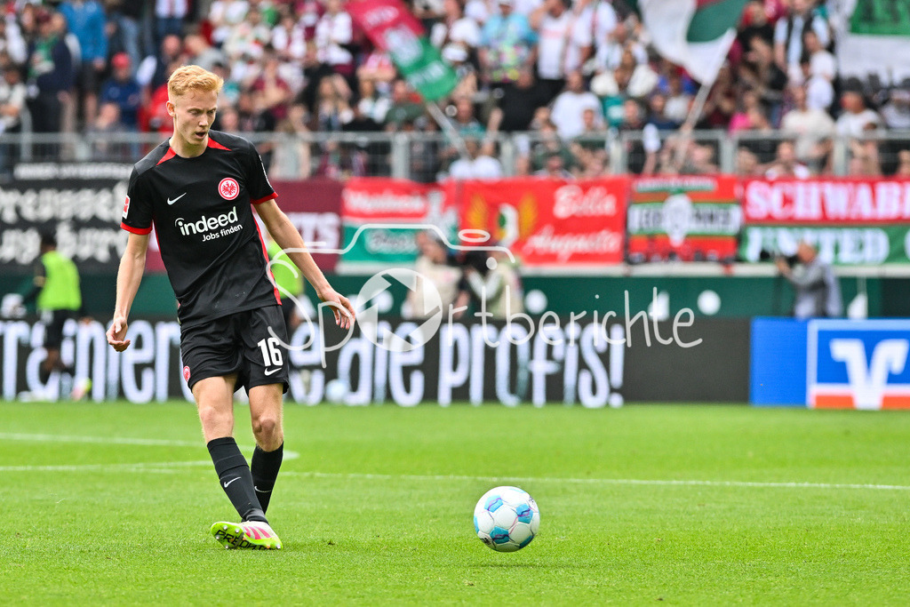 FC Augsburg - SG Eintracht Frankfurt | am BAll Hugo LARSSON (Eintracht Frankfurt 16) / Einzelfoto / Freisteller / Bundesliga: FC Augsburg - Eintracht Frankfurt, WWK Arena am 20.04.2025