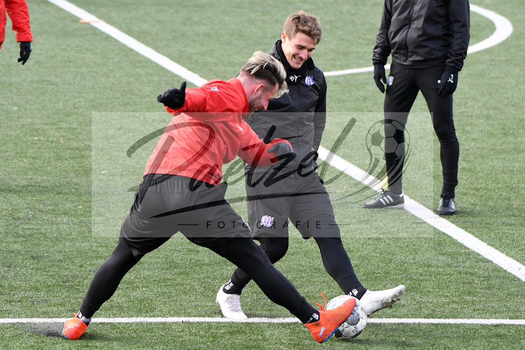 20200131_TRAOSN_0012 | Fußball, Herren: Torhueter Philipp Kuehn (VfL Osnabrueck) und Benjamin Girth (VfL Osnabrueck) im Zweikampf waehrend der Trainingseinheit des VfL Osnabrueck im Sportpark Illoshoehe am 31.01.2020 in Osnabrueck, Deutschland. - Realisiert mit Pictrs.com