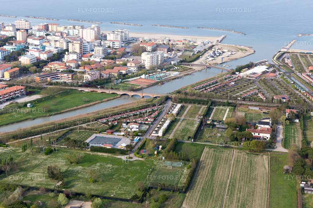 Vue aérienne: Vue de la ville à Capanni dans le département Émilie-Romagne, Italie. Photo: IMG_098425.jpg prise le 05/04/2017 par Werner Riehm/FLY-FOTO.eu – Résolution de l'original: 5472 x 3648 px