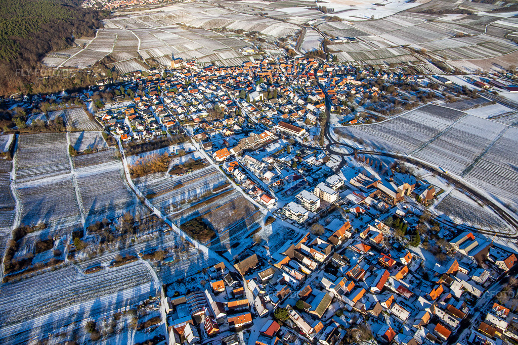 Luftbild: im Winter bei Schnee von Südwesten im Ortsteil Rechtenbach in Schweigen-Rechtenbach im Bundesland Rheinland-Pfalz in Deutschland. Foto: IMG_139721.jpg vom 16.01.2024 durch Werner Riehm/FLY-FOTO.de