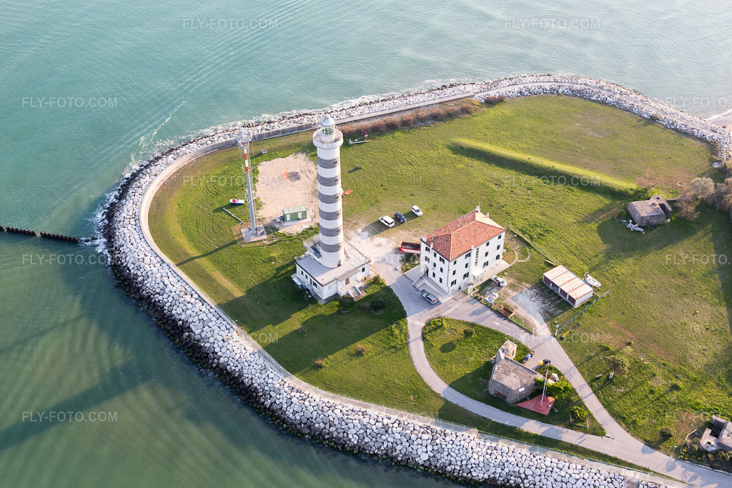 Aerial view: Leuchtturm als historisches Seefahrtszeichen im Küstenbereich der Adria in Lido di Jesolo in the state Veneto, Italy.Photo: IMG_098211.jpg taken on 04/03/2017 by Werner Riehm/FLY-FOTO.comResolution of the original: 5472 x 3648 px