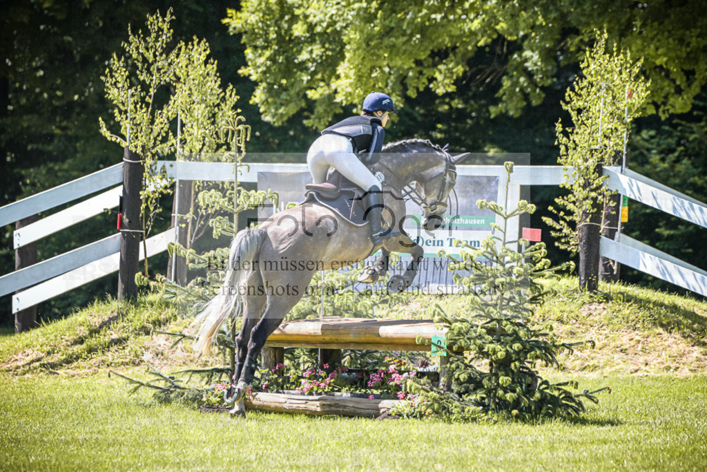 DOS_3331 | Entdecke hochwertige Reitturnierfotos von Foto Oger. Professionell, emotional und authentisch – jetzt Lieblingsmomente im Shop bestellen.Deutschlandweite Turnierfotografie. - Realisiert mit Pictrs.com