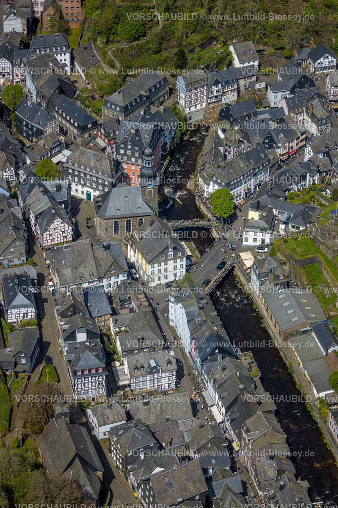 Monschau240502235 | Luftbild, historische Altstadt mit mittelalterlichen Gebäuden und der evangelischen Stadtkirche, Rotes Haus, Fluss Rur und Brücke Rurstraße Fußgängerbereich, kleine Brücke zur Kirche Auf den Planken, Monschau, Nordrhein-Westfalen, Deutschland