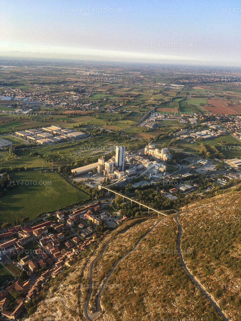 Aerial view: Cement factory Italcementi Spa Rezzato in Rezzato in the state Brescia, Italy.Photo: IMG-135031.jpg taken on 09/23/2022 by Werner Riehm/FLY-FOTO.comResolution of the original: 3024 x 4032 pxWWW.ITALCEMENTI.IT