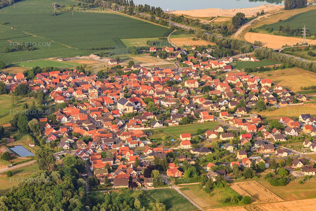 Aerial view: View of the town from the southwest in Leutenheim in the state Bas-Rhin, France.Photo: IMG_30576.jpg taken on 07/09/2010 by Werner Riehm/FLY-FOTO.comResolution of the original: 4682 x 3122 px