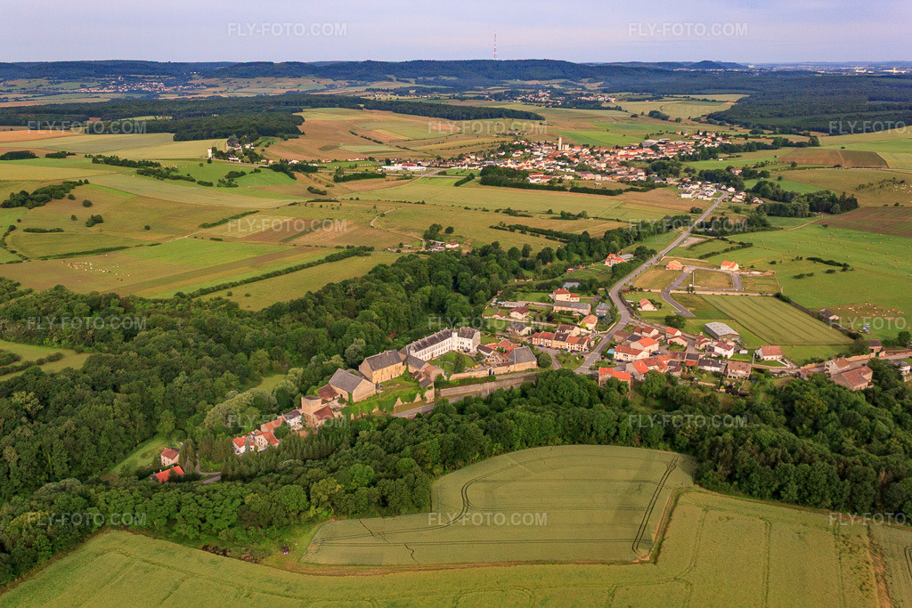 Aerial view: Château de Roussy le bourg in Roussy-le-Village in the state Moselle, France. – Photo: IMG_50642.jpg taken on 06/24/2012 by Werner Riehm/FLY-FOTO.com – Resolution of the original: 4752 x 3168 px