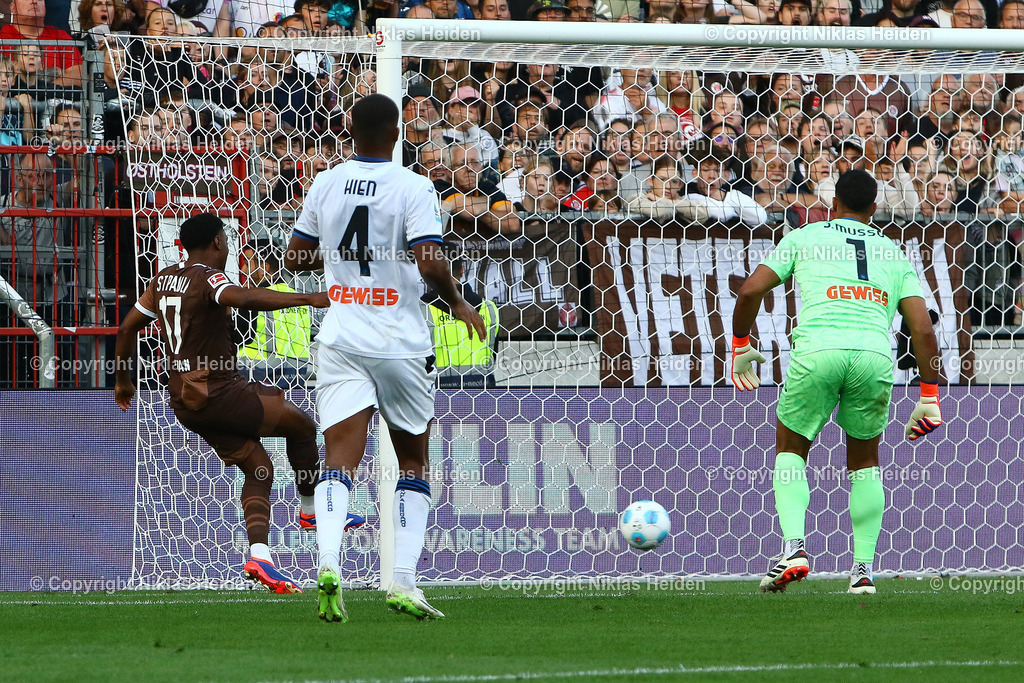 NH_FCStPauli_AtalantaBergamo_Testspiel_09082024 | #17 Oladapo Afolayan (FC St. Pauli) erzielt das 2:0.Fußball I Herren I Testspiel I Saison 2024-2025 I FC St. Pauli - Atalanta Bergamo I 09.08.2024 I Millerntorstadion