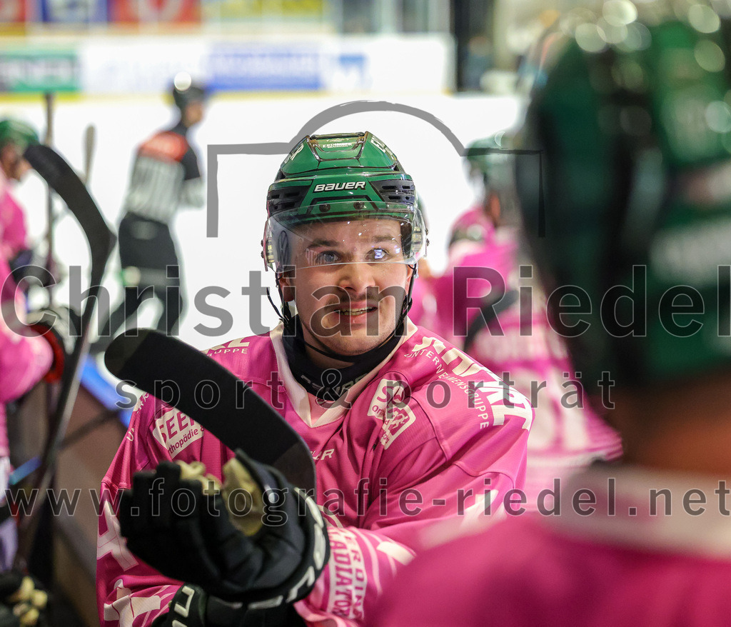 2025-10-24_059_TSV_Erding_gegen_Deggendorfer_SC | Erding, Deutschland, 24.10.2025:Eishockey, Oberliga Süd 2025 / 2026, 11. Spieltag, TSV Erding gegen Deggendorfer SC, Endergebnis: 2:4Jesse Kauhanen (Erding Gladiators, #4)Foto: Christian Riedel / fotografie-riedel.net