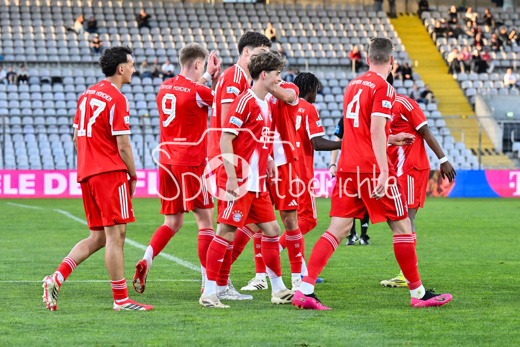 FC Bayern Amateure - TSV Aubstadt | MÜNCHEN, GERMANY - 24. APRIL: Jubel der Amateure nach dem Treffer zum 1-0 durch Anton HEINZ (FC Bayern München II 9) / Tor / Torschuetze / Freude / Happy während dem Match zwischen den Amateuren des FC Bayern und dem TSV Aubstadt am 31. Spieltag der Regionalliga Bayern im Grünwalder Stadion
