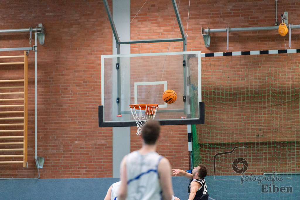 VFL Rastede 2-VfL Edewecht Wattworms | VFL Rastede II (weiß)-VfL Edewecht Wattworms (schwarz) am 18.02.2024; in Kleibrok (Sporthalle Zur-Windmühlen-Straße), Photo: Philip Eiben 2024 - Realisiert mit Pictrs.com