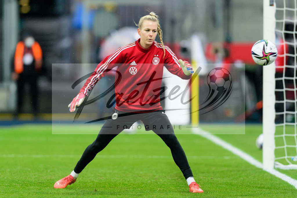 GERTUR20211126_078 | Fussball, Frauen: Torwart Merle Frohms (Germany) schaut bei dem Spiel der WM-Qualifikation zwischen Deutschland und Tuerkei im Eintracht-Stadion am 26.11.2021 in Braunschweig, Deutschland. - Realisiert mit Pictrs.com